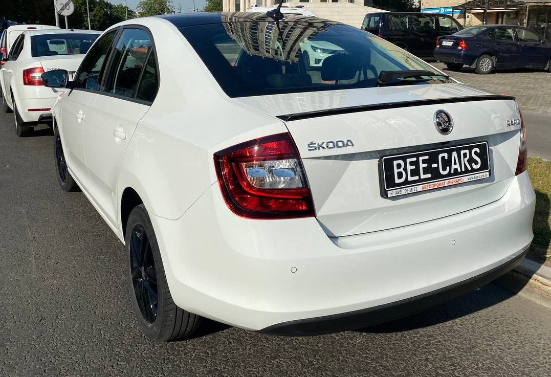 Аренда skoda rapid эконом класса 2019 года в городе Москва Славянский бульвар от 3600 руб./сутки, передний привод, двигатель: бензин, объем 1.4 литра, каско (Мультидрайв), ОСАГО (Мультидрайв), без водителя, недорого, вид 5 - RentRide