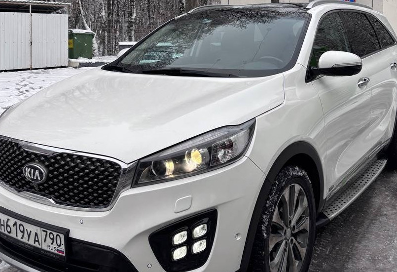Аренда kia sorento комфорт класса 2017 года в городе Москва от 4000 руб./сутки, полный привод, двигатель: бензин, объем 3.3 литра, ОСАГО (Впишу в полис), без водителя, недорого - RentRide