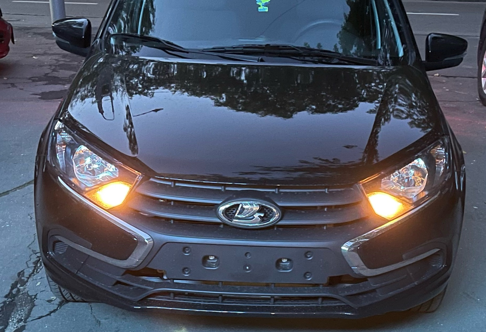 Аренда lada granta эконом класса 2024 года в городе Москва Октябрьское поле от 1480 руб./сутки, передний привод, двигатель: бензин, объем 1.6 литров, ОСАГО (Впишу в полис), без водителя, недорого - RentRide