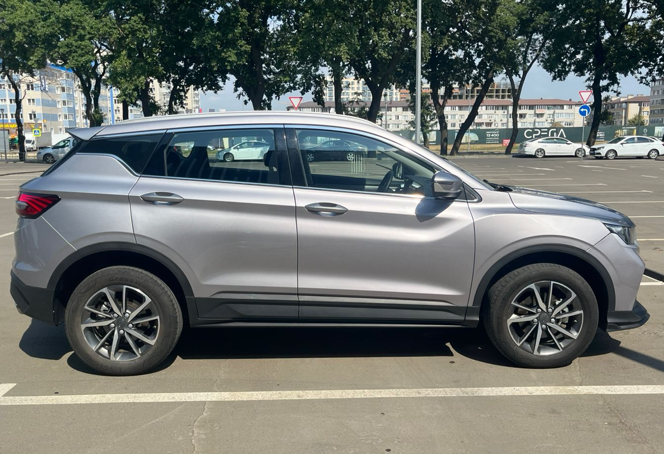 Аренда geely coolray комфорт класса 2023 года в городе Москва от 4400 руб./сутки, передний привод, двигатель: бензин, объем 1.5 литров, ОСАГО (Мультидрайв), без водителя, недорого, вид 5 - RentRide
