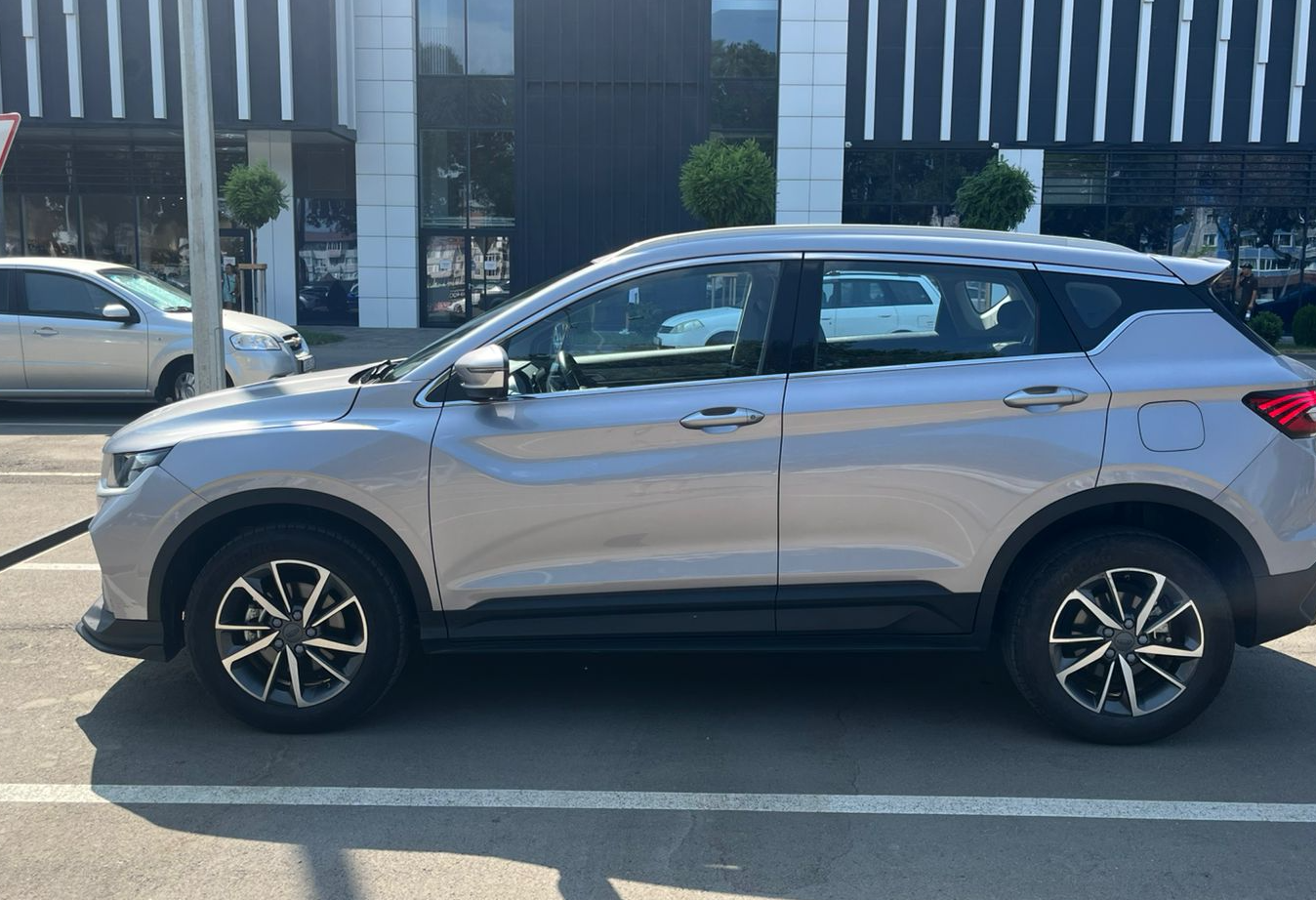 Аренда geely coolray комфорт класса 2023 года в городе Москва от 4400 руб./сутки, передний привод, двигатель: бензин, объем 1.5 литров, ОСАГО (Мультидрайв), без водителя, недорого, вид 4 - RentRide