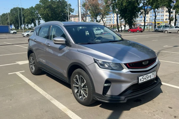 Прокат авто geely coolray комфорт класса 2023 года в городе Краснодар от 4400 руб./сутки, передний привод, двигатель: бензин, объем 1.5 литров, ОСАГО (Мультидрайв), без водителя, недорого - RentRide