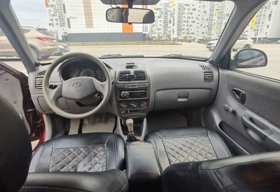 Аренда hyundai accent эконом класса 2008 года в городе Москва от 1600 руб./сутки, передний привод, двигатель: бензин, объем 1.5 литров, ОСАГО (Мультидрайв), без водителя, недорого, вид 2 - RentRide