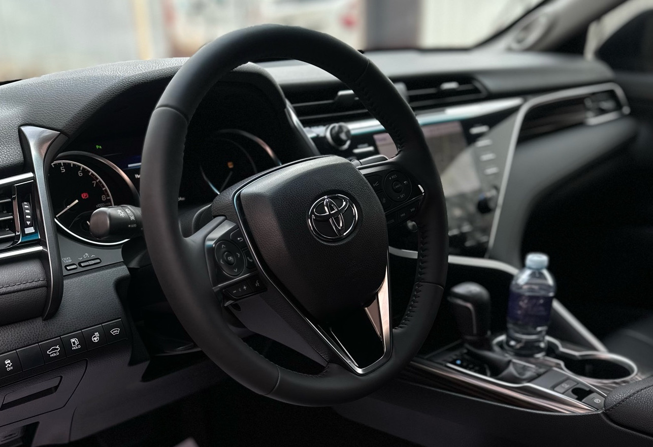 Аренда toyota camry бизнес класса 2019 года в городе Москва от 6400 руб./сутки, передний привод, двигатель: бензин, объем 2.5 литров, ОСАГО (Мультидрайв), без водителя, недорого, вид 4 - RentRide