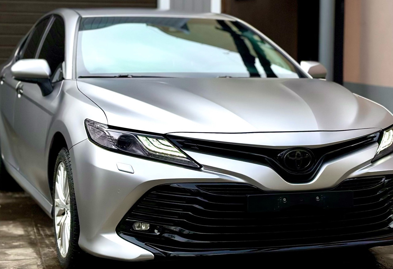 Аренда toyota camry бизнес класса 2019 года в городе Москва от 6400 руб./сутки, передний привод, двигатель: бензин, объем 2.5 литров, ОСАГО (Мультидрайв), без водителя, недорого - RentRide