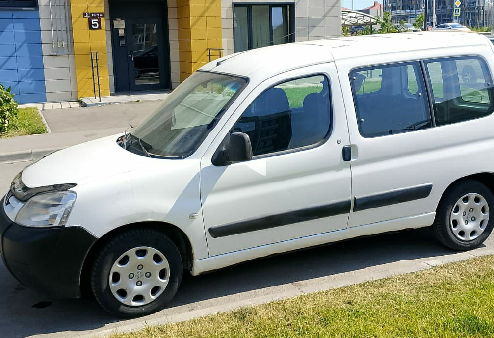Аренда peugeot partner эконом класса 2011 года в городе Москва от 1600 руб./сутки, передний привод, двигатель: бензин, объем 1.4 литра, ОСАГО (Впишу в полис), без водителя, недорого - RentRide