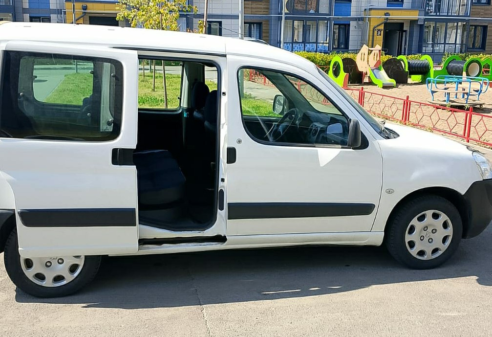 Аренда peugeot partner эконом класса 2011 года в городе Москва от 1600 руб./сутки, передний привод, двигатель: бензин, объем 1.4 литра, ОСАГО (Впишу в полис), без водителя, недорого, вид 2 - RentRide