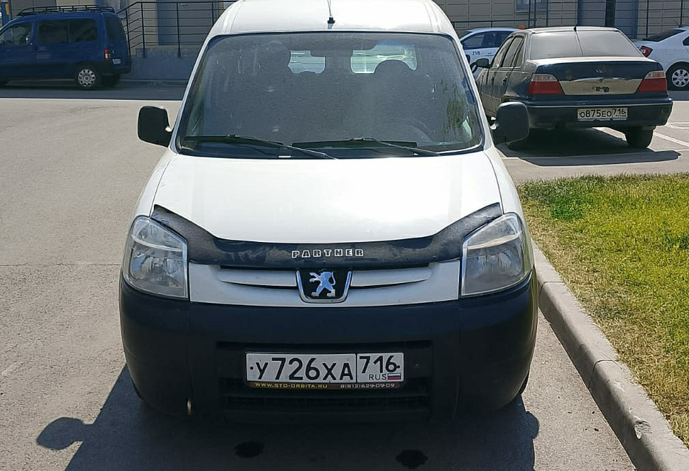 Аренда peugeot partner эконом класса 2011 года в городе Москва от 1600 руб./сутки, передний привод, двигатель: бензин, объем 1.4 литра, ОСАГО (Впишу в полис), без водителя, недорого, вид 3 - RentRide