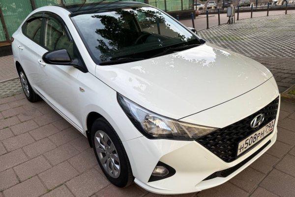Прокат авто hyundai solaris эконом класса 2021 года в городе Москва Проспект Мира от 2200 руб./сутки, передний привод, двигатель: бензин, объем 1.6 литров, ОСАГО (Впишу в полис), без водителя, недорого - RentRide