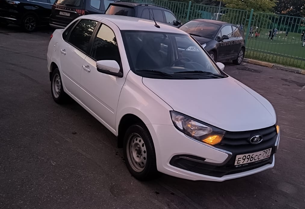 Аренда lada granta эконом класса 2025 года в городе Москва Лермонтовский проспект от 2000 руб./сутки, передний привод, двигатель: бензин, ОСАГО (Мультидрайв), без водителя, недорого - RentRide