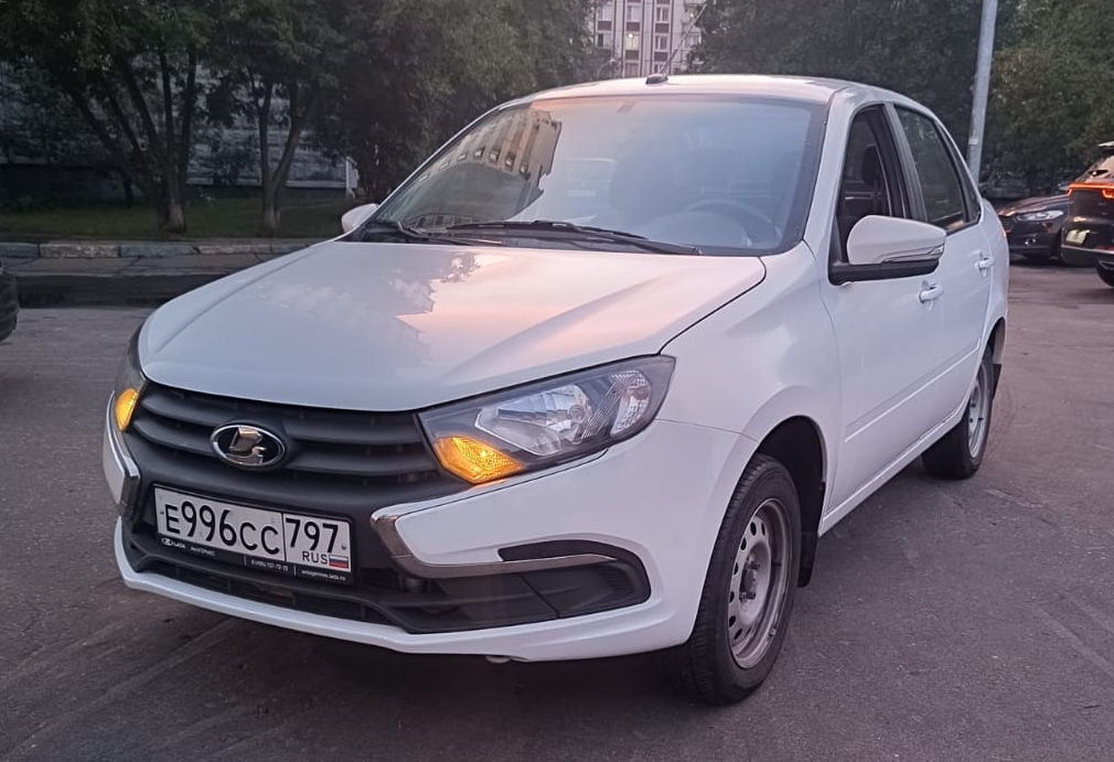 Аренда lada granta эконом класса 2025 года в городе Москва Лермонтовский проспект от 2000 руб./сутки, передний привод, двигатель: бензин, ОСАГО (Мультидрайв), без водителя, недорого, вид 2 - RentRide