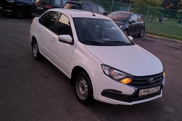 Прокат авто lada granta эконом класса 2025 года в городе Москва Лермонтовский проспект от 2000 руб./сутки, передний привод, двигатель: бензин, ОСАГО (Мультидрайв), без водителя, недорого - RentRide