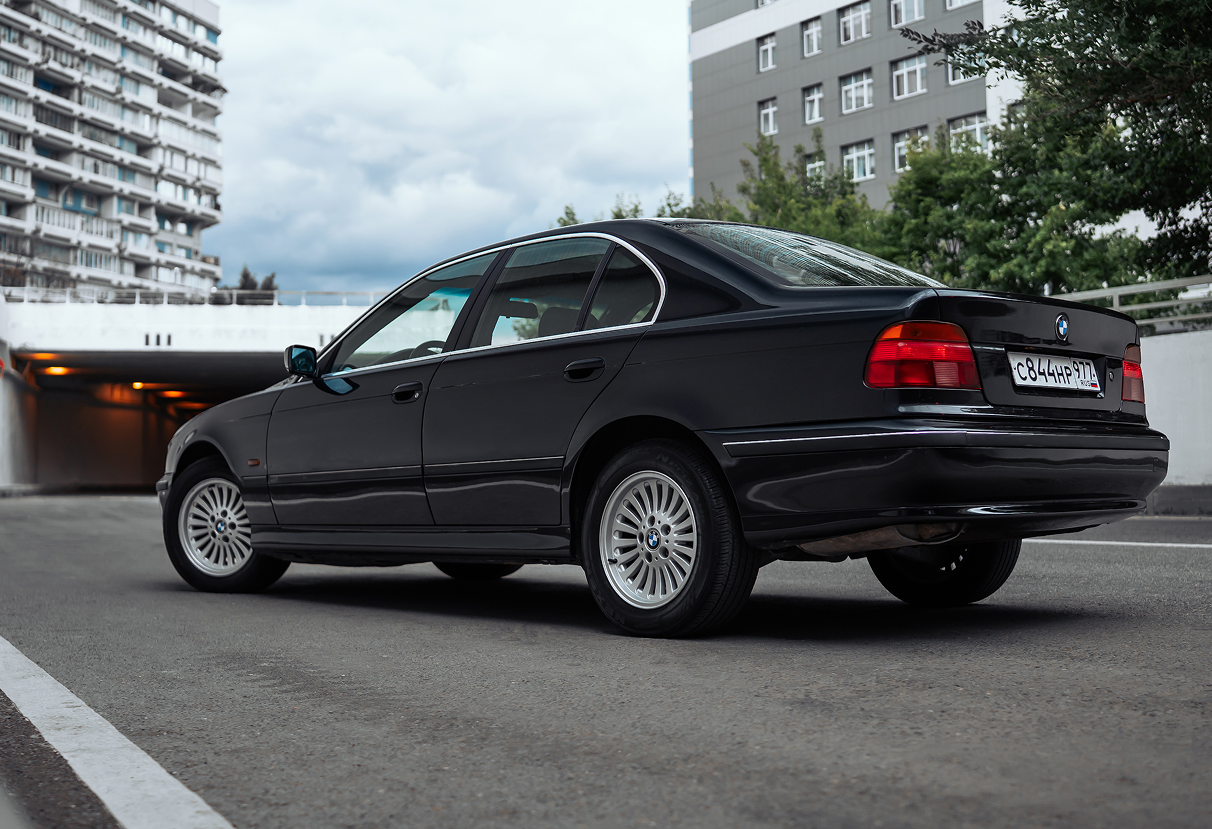 Аренда bmw 5-serii премиум класса 1998 года в городе Москва от 9592 руб./сутки, задний привод, двигатель: бензин, ОСАГО (Впишу в полис), без водителя, недорого, вид 2 - RentRide