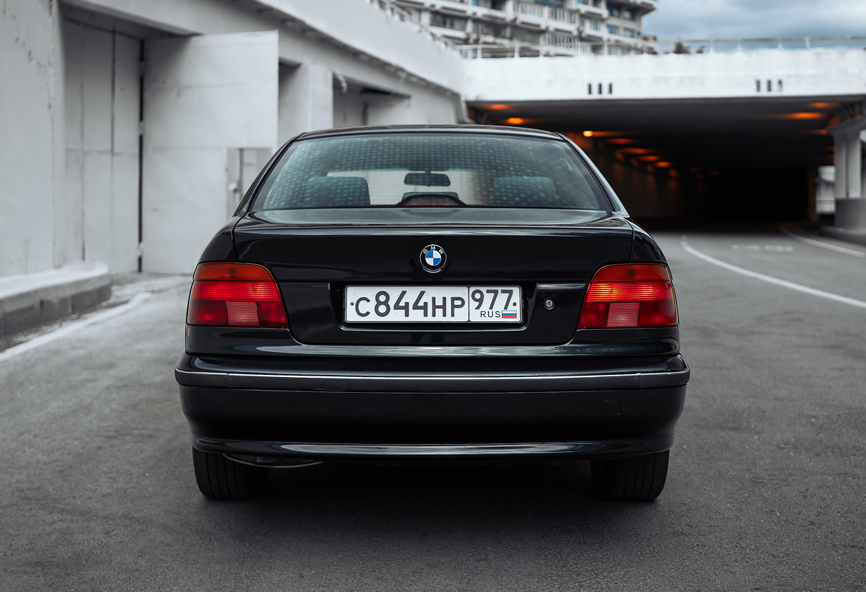 Аренда bmw 5-serii премиум класса 1998 года в городе Москва от 9592 руб./сутки, задний привод, двигатель: бензин, ОСАГО (Впишу в полис), без водителя, недорого, вид 5 - RentRide