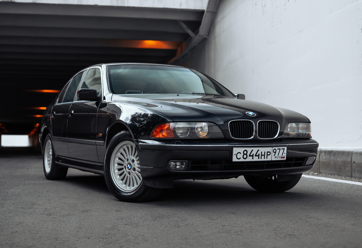 Аренда bmw 5-serii премиум класса 1998 года в городе Москва от 9592 руб./сутки, задний привод, двигатель: бензин, ОСАГО (Впишу в полис), без водителя, недорого - RentRide