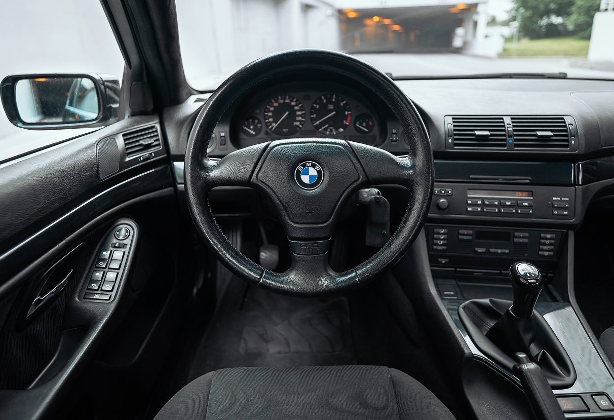 Аренда bmw 5-serii премиум класса 1998 года в городе Москва от 9592 руб./сутки, задний привод, двигатель: бензин, ОСАГО (Впишу в полис), без водителя, недорого, вид 9 - RentRide