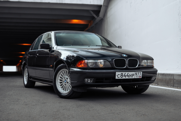 Прокат авто bmw 5-serii премиум класса 1998 года в городе Москва от 9592 руб./сутки, задний привод, двигатель: бензин, ОСАГО (Впишу в полис), без водителя, недорого - RentRide