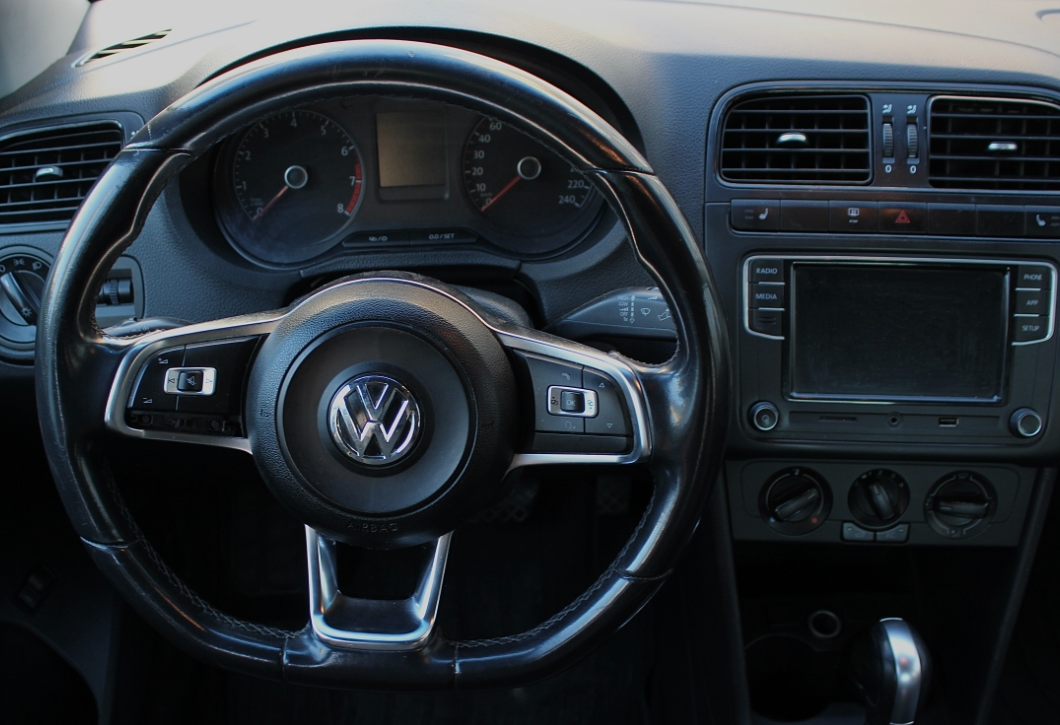 Аренда volkswagen polo эконом класса 2019 года в городе Москва Матвеевское от 2500 руб./сутки, передний привод, двигатель: бензин, объем 1.6 литров, каско (Мультидрайв), ОСАГО (Мультидрайв), без водителя, недорого, вид 3 - RentRide