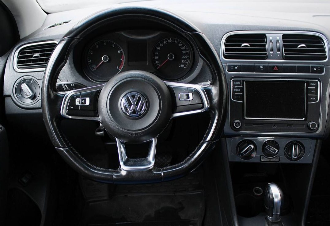 Аренда volkswagen polo эконом класса 2019 года в городе Москва Матвеевское от 2400 руб./сутки, передний привод, двигатель: бензин, объем 1.6 литров, каско (Мультидрайв), ОСАГО (Мультидрайв), без водителя, недорого, вид 3 - RentRide