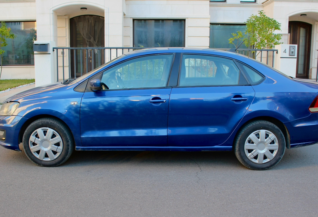 Аренда volkswagen polo эконом класса 2019 года в городе Москва Матвеевское от 2500 руб./сутки, передний привод, двигатель: бензин, объем 1.6 литров, каско (Мультидрайв), ОСАГО (Мультидрайв), без водителя, недорого, вид 2 - RentRide