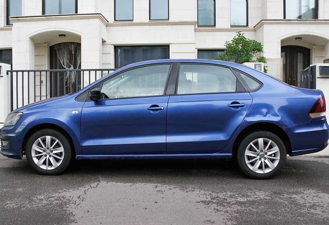 Аренда volkswagen polo эконом класса 2019 года в городе Москва Матвеевское от 2400 руб./сутки, передний привод, двигатель: бензин, объем 1.6 литров, каско (Мультидрайв), ОСАГО (Мультидрайв), без водителя, недорого, вид 2 - RentRide