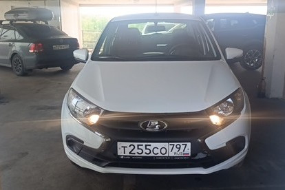 Прокат авто lada granta эконом класса 2025 года в городе Москва Лермонтовский проспект от 2000 руб./сутки, передний привод, двигатель: бензин, объем 1.6 литров, ОСАГО (Мультидрайв), без водителя, недорого - RentRide