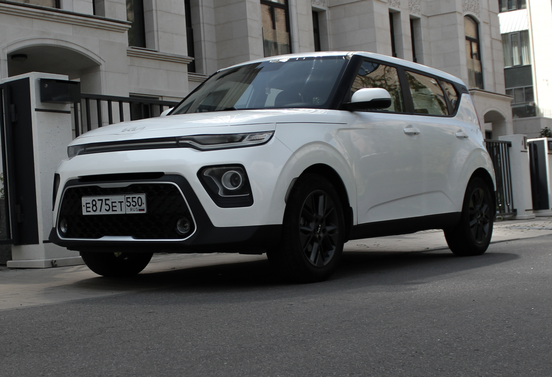 Аренда kia soul стандарт класса 2021 года в городе Москва Матвеевское от 4500 руб./сутки, передний привод, двигатель: бензин, объем 1.6 литров, каско (Мультидрайв), ОСАГО (Мультидрайв), без водителя, недорого - RentRide