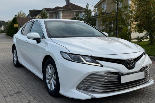 Прокат авто toyota camry бизнес класса 2019 года в городе Москва Ольховая от 5200 руб./сутки, передний привод, двигатель: бензин, объем 2 литра, ОСАГО (Мультидрайв), без водителя, недорого - RentRide