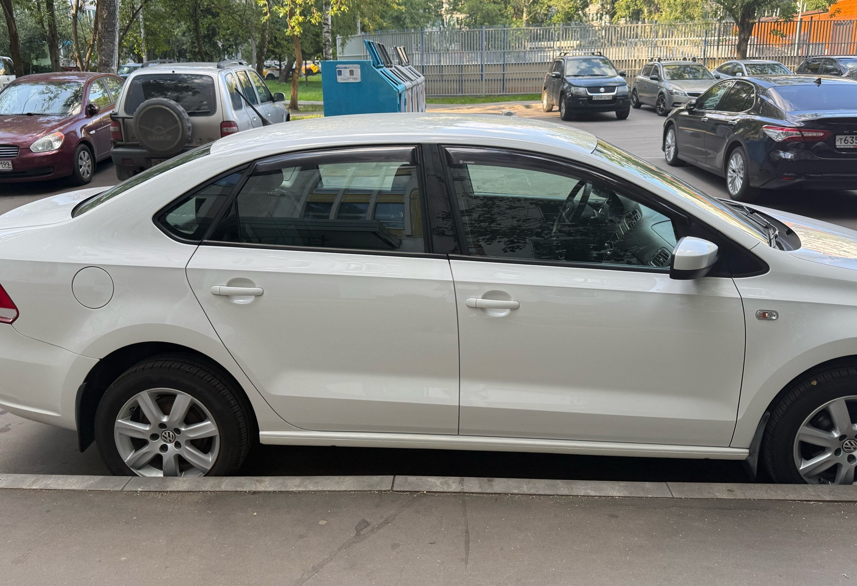 Аренда volkswagen polo эконом класса 2011 года в городе Москва Отрадное от 2200 руб./сутки, передний привод, двигатель: бензин, объем 1.6 литров, ОСАГО (Мультидрайв), без водителя, недорого, вид 3 - RentRide