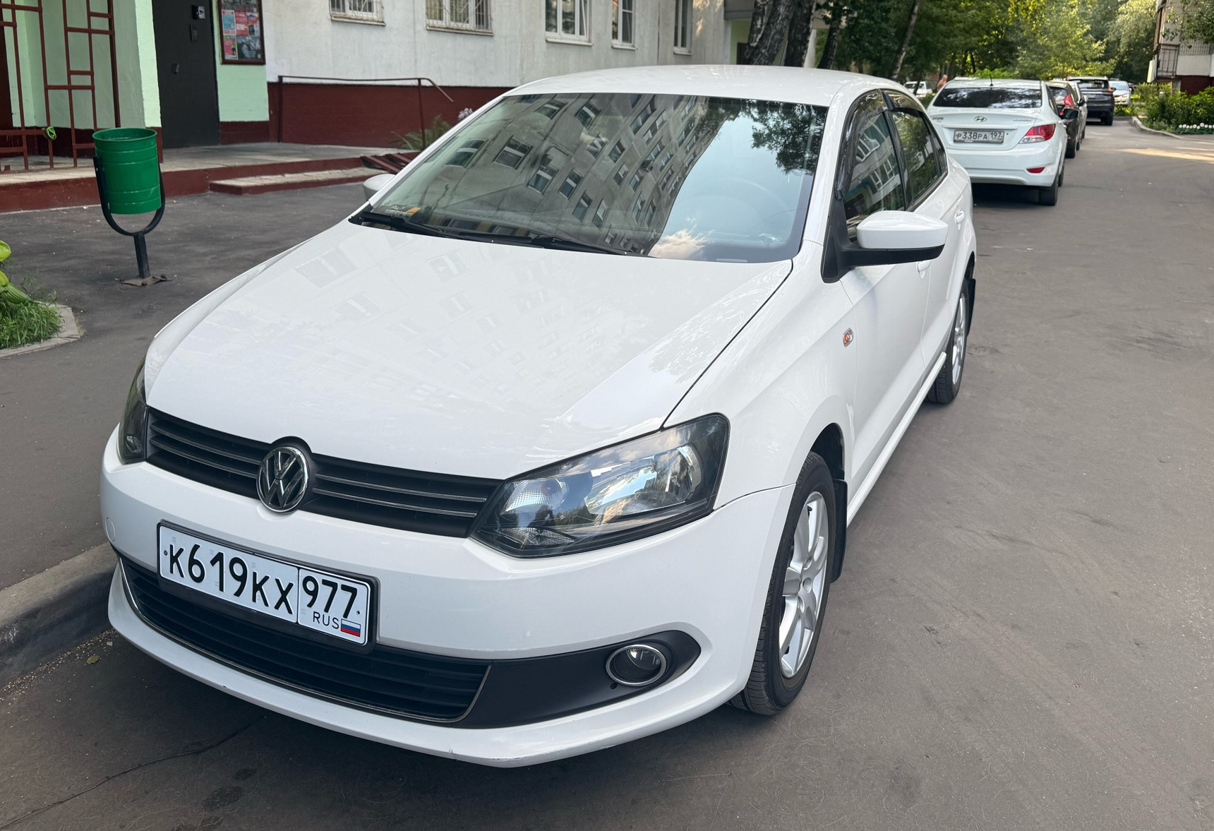 Аренда volkswagen polo эконом класса 2011 года в городе Москва Отрадное от 2200 руб./сутки, передний привод, двигатель: бензин, объем 1.6 литров, ОСАГО (Мультидрайв), без водителя, недорого - RentRide