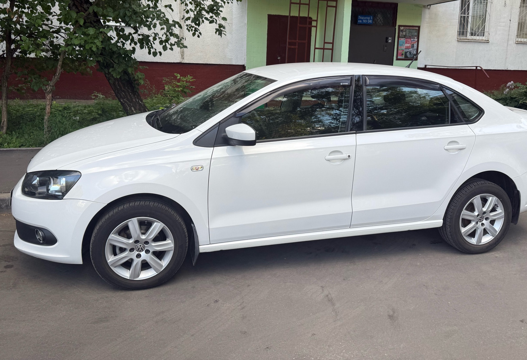 Аренда volkswagen polo эконом класса 2011 года в городе Москва Отрадное от 2200 руб./сутки, передний привод, двигатель: бензин, объем 1.6 литров, ОСАГО (Мультидрайв), без водителя, недорого, вид 2 - RentRide