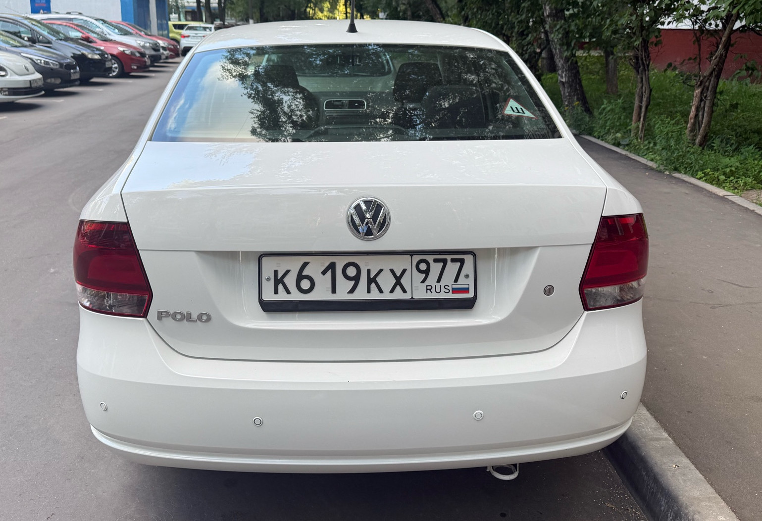 Аренда volkswagen polo эконом класса 2011 года в городе Москва Отрадное от 2200 руб./сутки, передний привод, двигатель: бензин, объем 1.6 литров, ОСАГО (Мультидрайв), без водителя, недорого, вид 4 - RentRide
