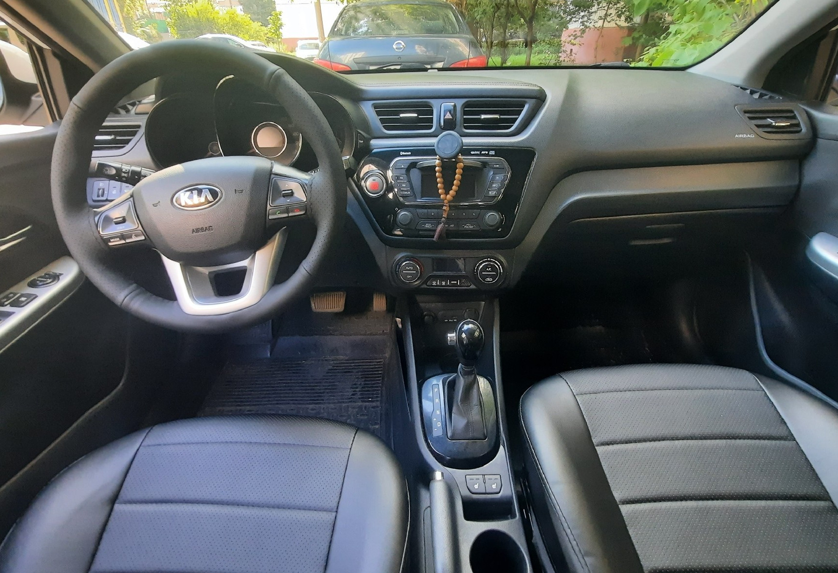 Аренда kia rio эконом класса 2014 года в городе Москва Зюзино от 1590 руб./сутки, передний привод, двигатель: бензин, объем 1.6 литров, каско (Впишу в полис), ОСАГО (Впишу в полис), без водителя, недорого, вид 3 - RentRide