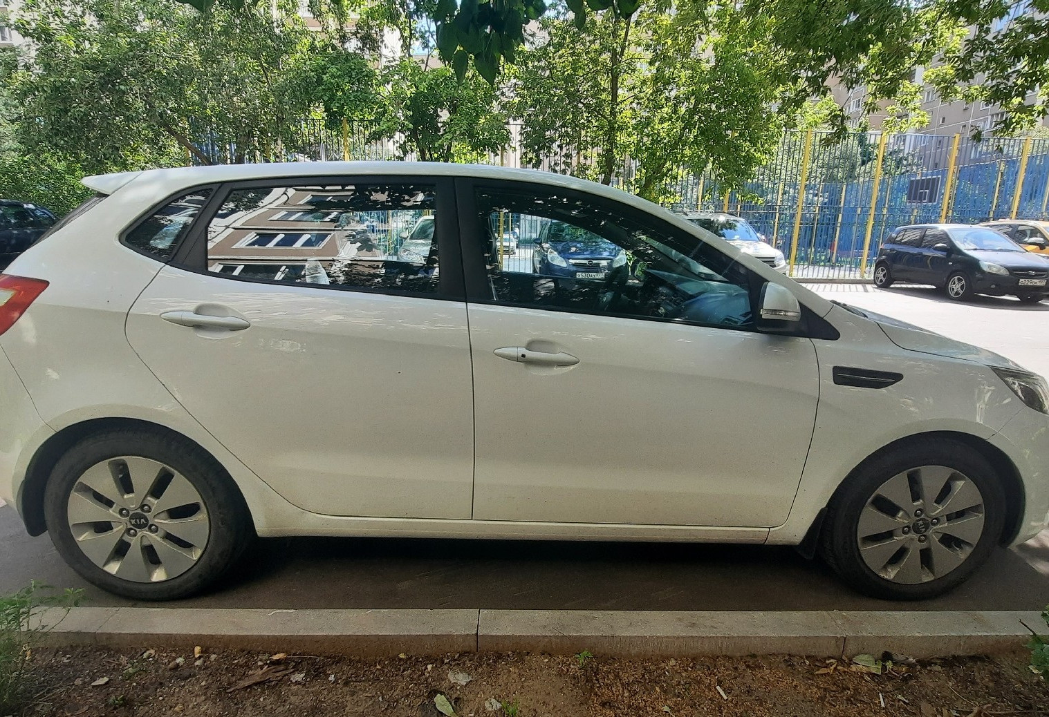 Аренда kia rio эконом класса 2014 года в городе Москва Зюзино от 1590 руб./сутки, передний привод, двигатель: бензин, объем 1.6 литров, каско (Впишу в полис), ОСАГО (Впишу в полис), без водителя, недорого, вид 9 - RentRide