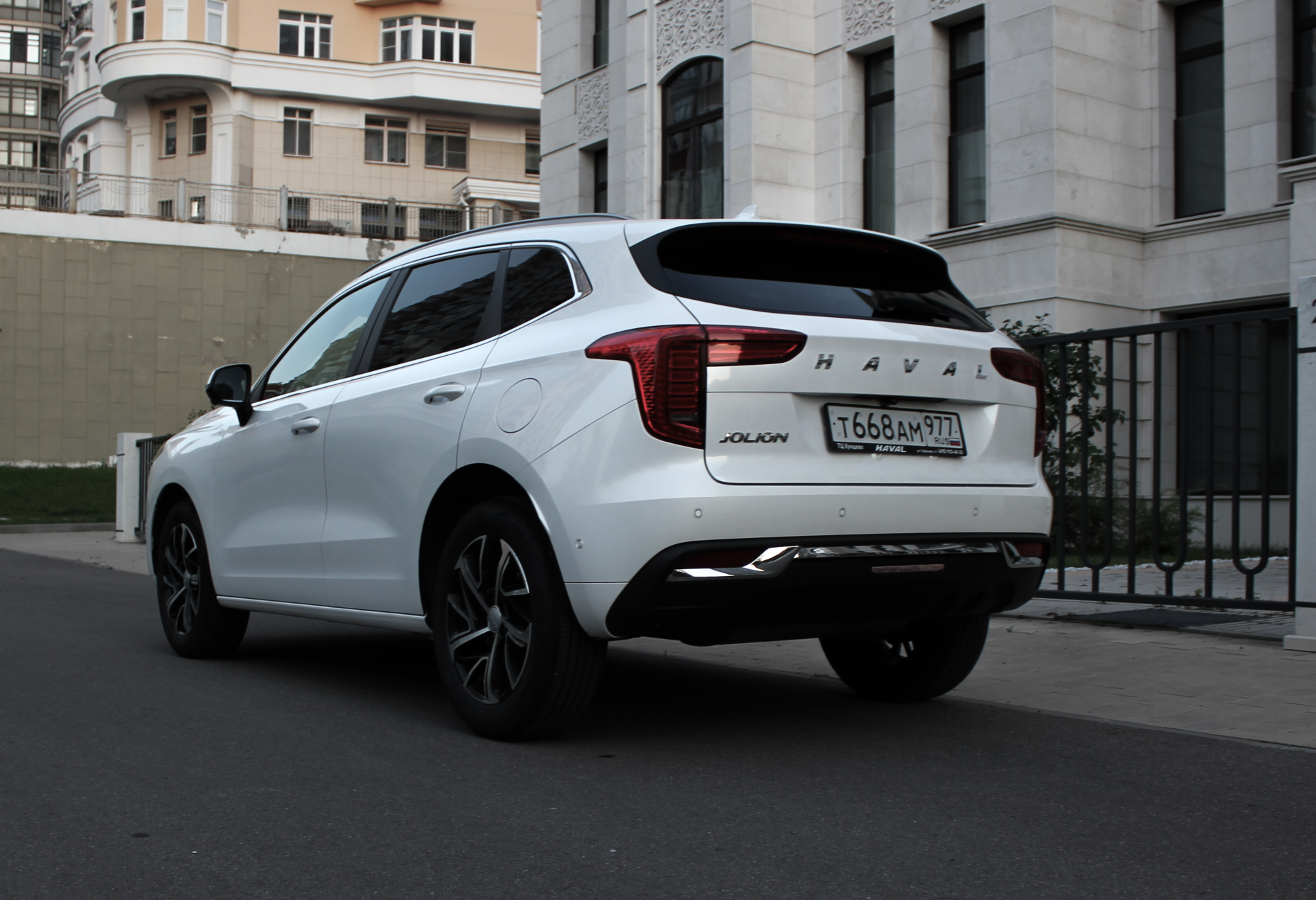 Аренда haval jolion бизнес класса 2023 года в городе Москва Славянский бульвар от 5900 руб./сутки, передний привод, двигатель: бензин, объем 1.5 литров, без водителя, недорого, вид 3 - RentRide