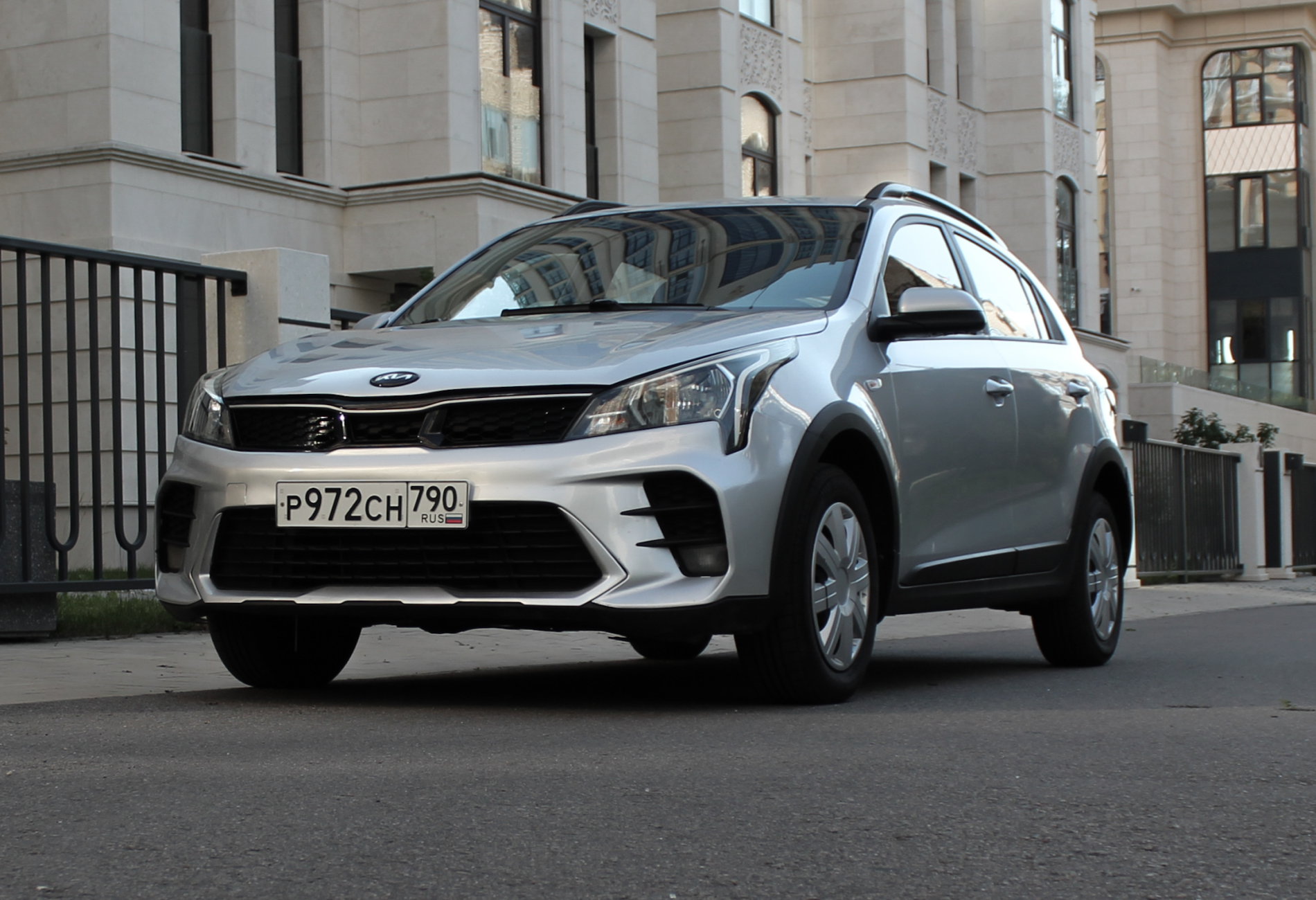 Аренда kia rio стандарт класса 2021 года в городе Москва Славянский бульвар от 3800 руб./сутки, передний привод, двигатель: бензин, объем 1.6 литров, каско (Мультидрайв), ОСАГО (Мультидрайв), без водителя, недорого - RentRide