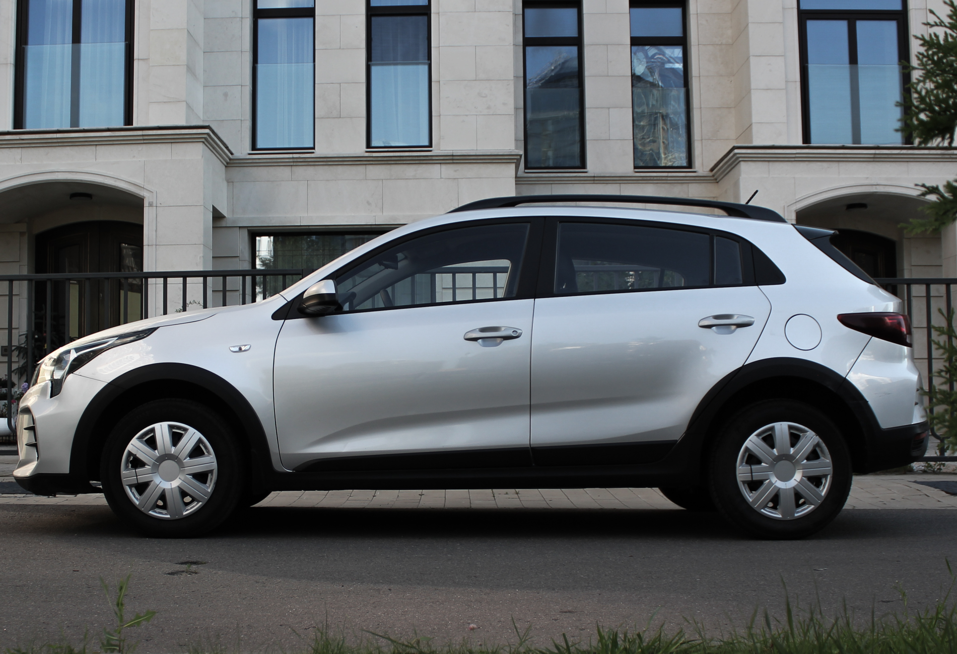 Аренда kia rio стандарт класса 2021 года в городе Москва Славянский бульвар от 3800 руб./сутки, передний привод, двигатель: бензин, объем 1.6 литров, каско (Мультидрайв), ОСАГО (Мультидрайв), без водителя, недорого, вид 2 - RentRide