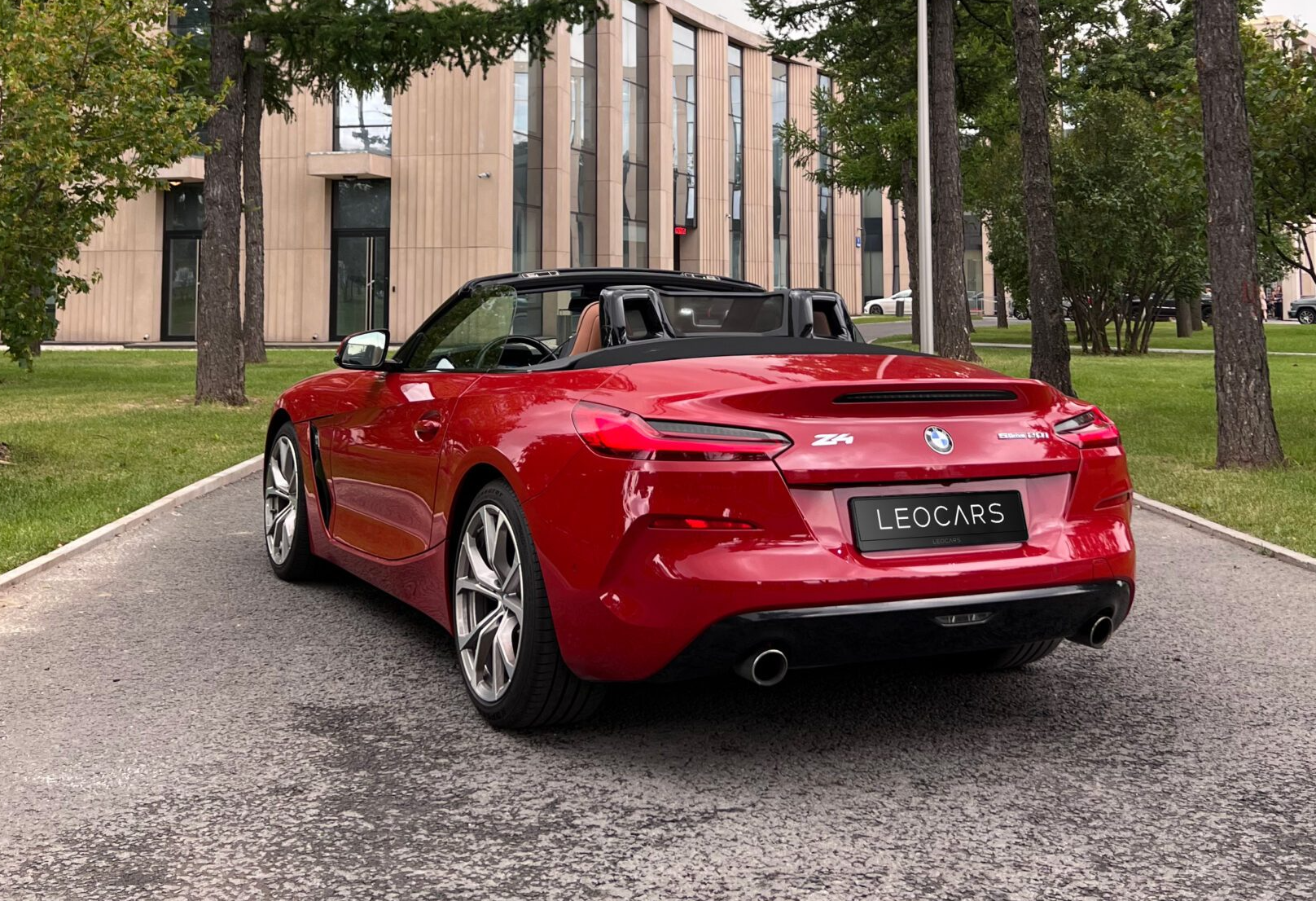 Аренда bmw z4 премиум класса 2022 года в городе Москва от 16800 руб./сутки, задний привод, двигатель: бензин, объем 2 литра, ОСАГО (Мультидрайв), без водителя, недорого, вид 2 - RentRide