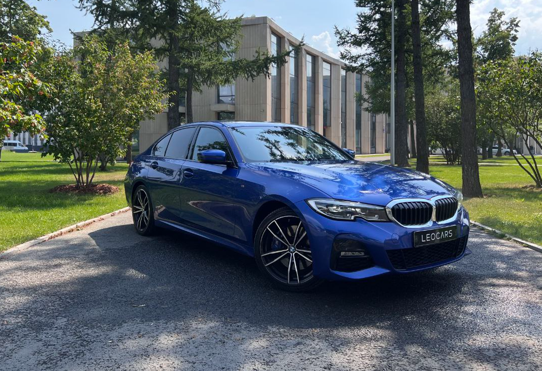 Аренда bmw 3-serii премиум класса 2018 года в городе Москва от 12800 руб./сутки, задний привод, двигатель: бензин, объем 2 литра, ОСАГО (Мультидрайв), без водителя, недорого - RentRide