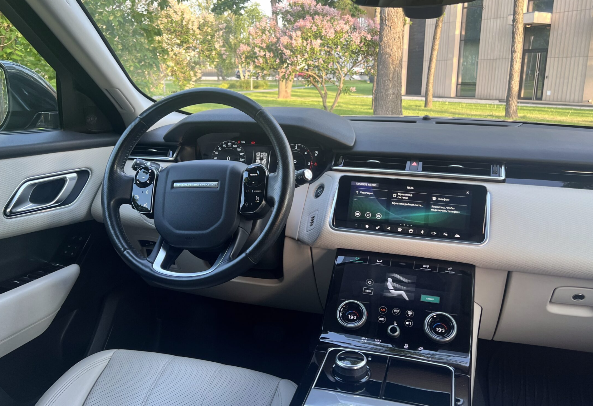 Аренда land-rover range-rover-velar премиум класса 2017 года в городе Москва от 14400 руб./сутки, полный привод, двигатель: дизель, объем 2 литра, ОСАГО (Мультидрайв), без водителя, недорого, вид 3 - RentRide