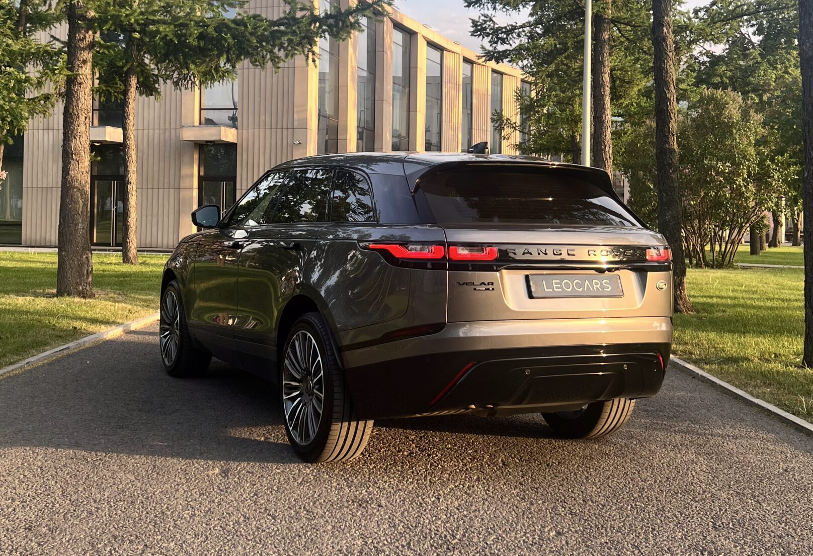 Аренда land-rover range-rover-velar премиум класса 2017 года в городе Москва от 14400 руб./сутки, полный привод, двигатель: дизель, объем 2 литра, ОСАГО (Мультидрайв), без водителя, недорого, вид 2 - RentRide