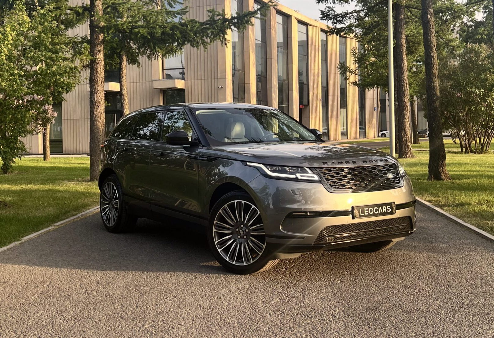 Аренда land-rover range-rover-velar премиум класса 2017 года в городе Москва от 14400 руб./сутки, полный привод, двигатель: дизель, объем 2 литра, ОСАГО (Мультидрайв), без водителя, недорого - RentRide