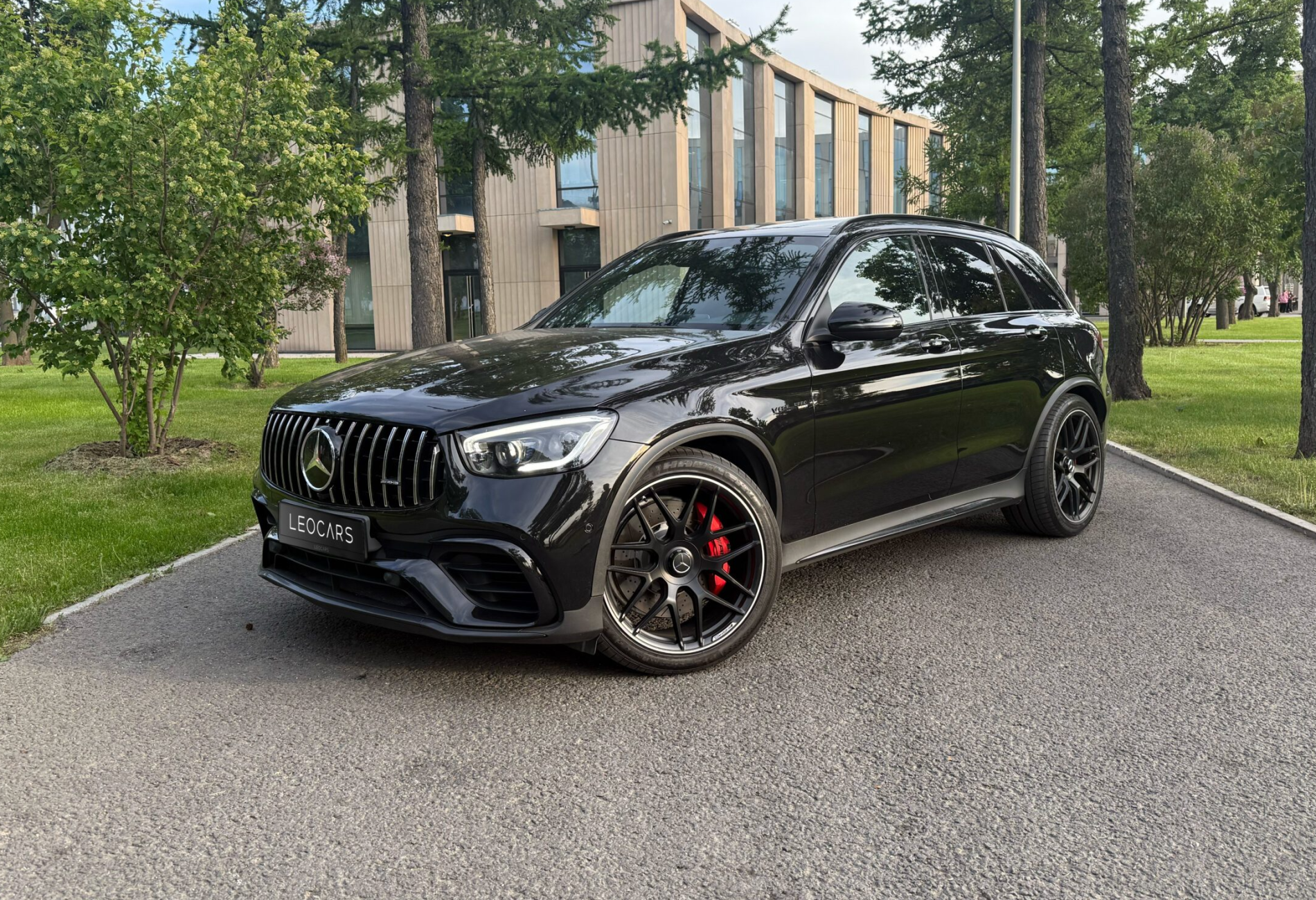 Аренда mercedes-benz glc-amg премиум класса 2018 года в городе Москва от 26400 руб./сутки, полный привод, двигатель: бензин, объем 4 литра, ОСАГО (Мультидрайв), без водителя, недорого - RentRide