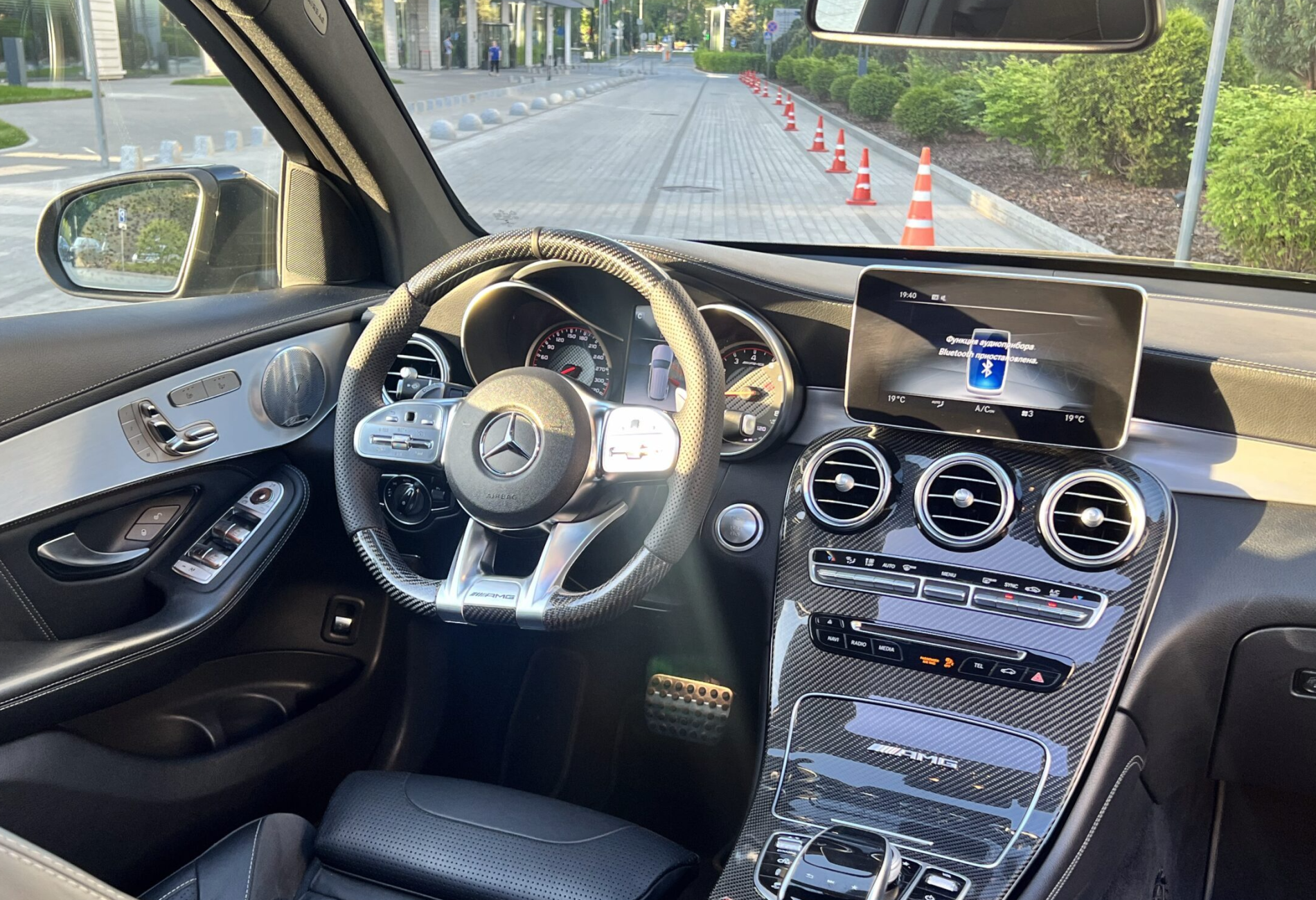 Аренда mercedes-benz glc-amg премиум класса 2018 года в городе Москва от 26400 руб./сутки, полный привод, двигатель: бензин, объем 4 литра, ОСАГО (Мультидрайв), без водителя, недорого, вид 3 - RentRide