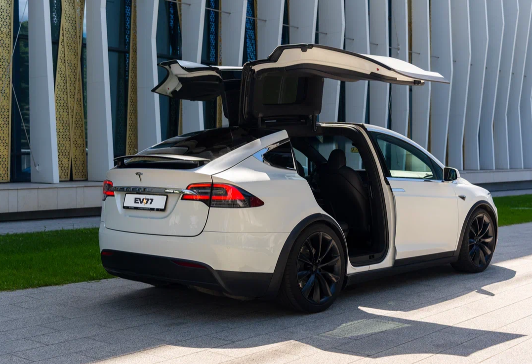 Аренда tesla model-x премиум класса 2020 года в городе Москва Ленинский проспект от 23192 руб./сутки, полный привод, двигатель: электро, ОСАГО (Мультидрайв), без водителя, недорого, вид 2 - RentRide