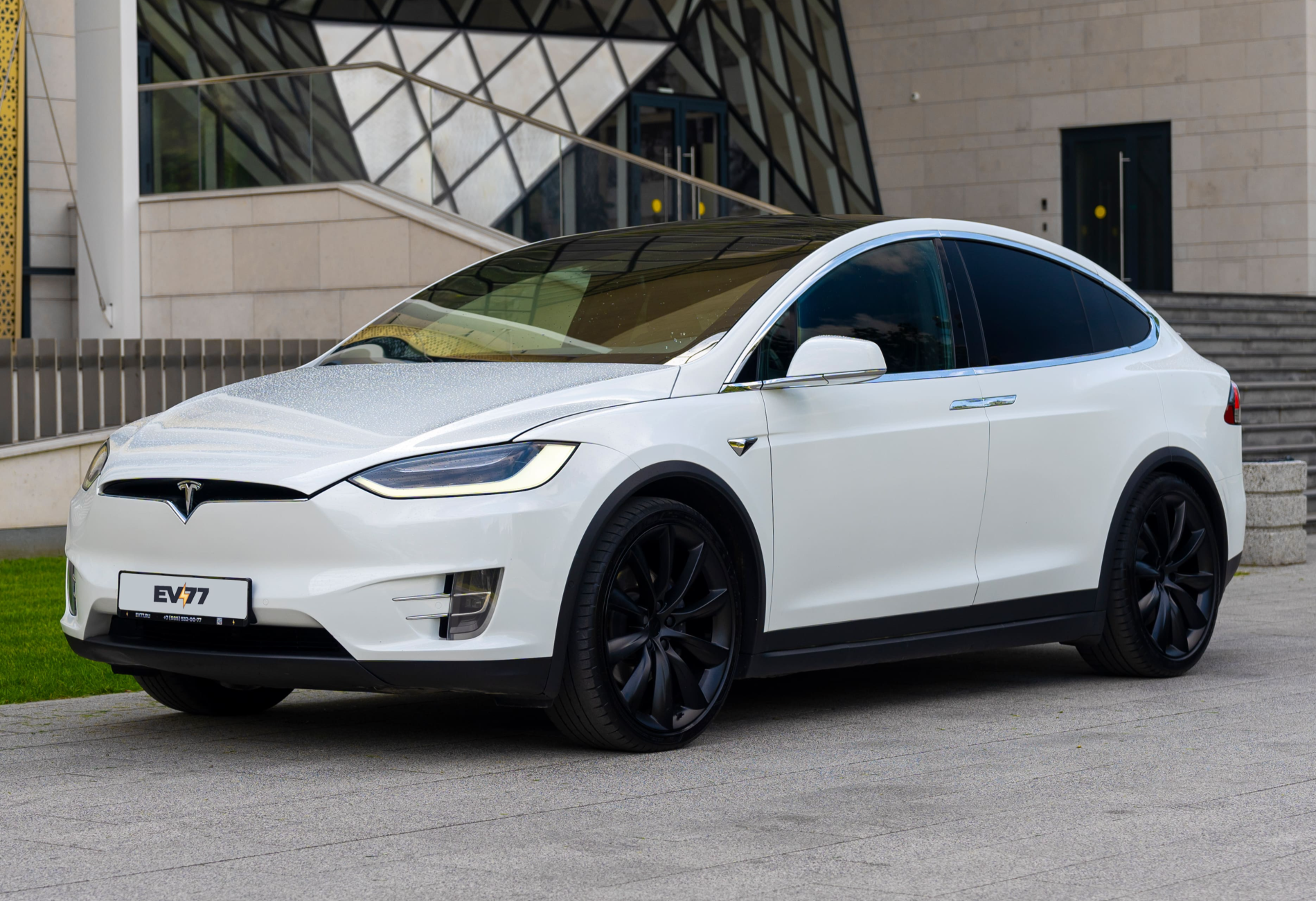 Аренда tesla model-x премиум класса 2020 года в городе Москва Ленинский проспект от 23192 руб./сутки, полный привод, двигатель: электро, ОСАГО (Мультидрайв), без водителя, недорого - RentRide
