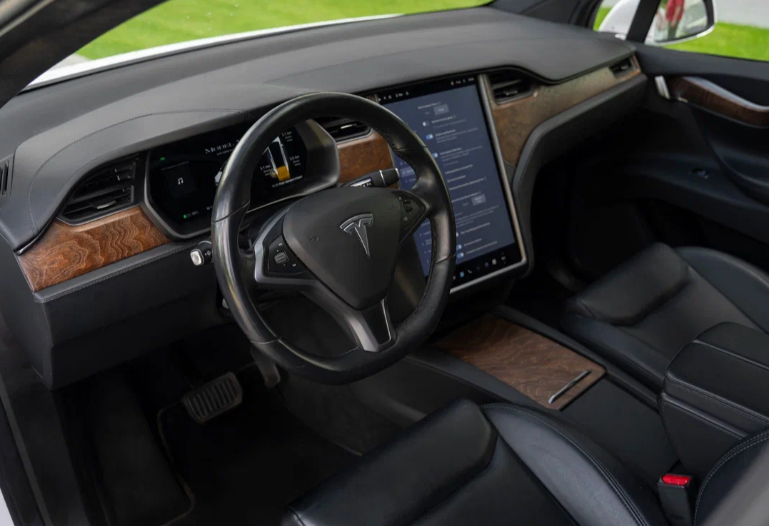 Аренда tesla model-x премиум класса 2020 года в городе Москва Ленинский проспект от 23192 руб./сутки, полный привод, двигатель: электро, ОСАГО (Мультидрайв), без водителя, недорого, вид 4 - RentRide