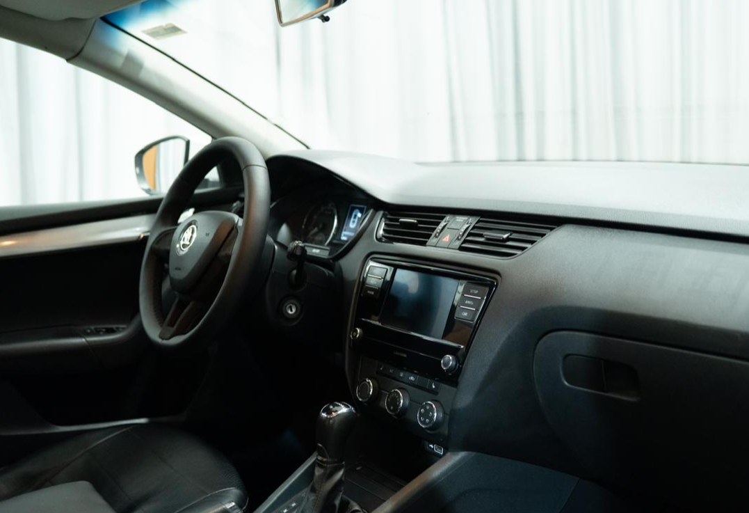 Аренда skoda octavia эконом класса 2019 года в городе Москва Ольховая от 1900 руб./сутки, передний привод, двигатель: бензин, объем 1.6 литров, ОСАГО (Мультидрайв), без водителя, недорого, вид 7 - RentRide