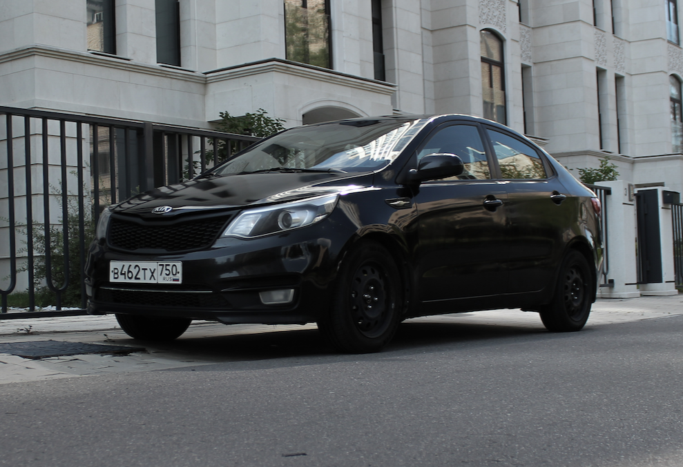 Аренда kia rio стандарт класса 2017 года в городе Москва Славянский бульвар от 4000 руб./сутки, передний привод, двигатель: бензин, объем 1.6 литров, каско (Мультидрайв), ОСАГО (Мультидрайв), без водителя, недорого - RentRide