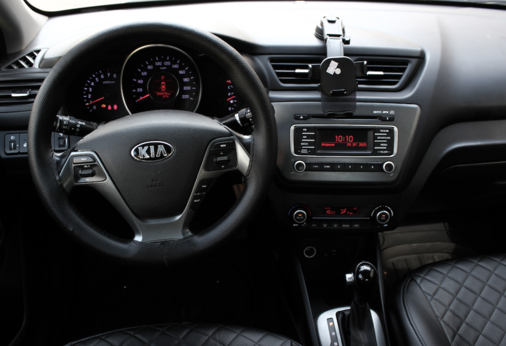 Аренда kia rio стандарт класса 2017 года в городе Москва Славянский бульвар от 4000 руб./сутки, передний привод, двигатель: бензин, объем 1.6 литров, каско (Мультидрайв), ОСАГО (Мультидрайв), без водителя, недорого, вид 2 - RentRide
